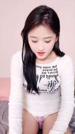 清纯美乳甜妹【只只吖】下海福利，跳蛋抠逼自慰一字马相当迷人 截图4