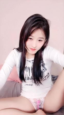 清纯美乳甜妹【只只吖】下海福利，跳蛋抠逼自慰一字马相当迷人 截图6