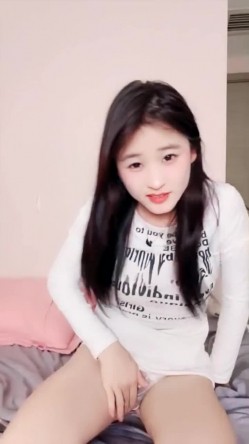 清纯美乳甜妹【只只吖】下海福利，跳蛋抠逼自慰一字马相当迷人 截图9