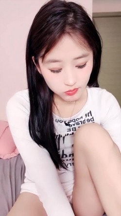清纯美乳甜妹【只只吖】下海福利，跳蛋抠逼自慰一字马相当迷人 截图11