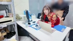 办公室秀禾新娘『舅妈的爱情故事』狂草秀禾服舅妈，小舅期间还来电话了。实在憋不住，射了 截图15