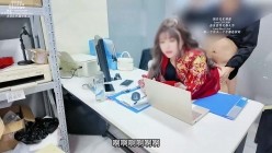 办公室秀禾新娘『舅妈的爱情故事』狂草秀禾服舅妈，小舅期间还来电话了。实在憋不住，射了 截图16