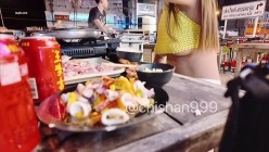 【chishan999池善】，付费群极限人前露出，白天逛街夜晚上宵夜，坚挺美乳时不时跳出来 截图3