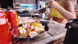 【chishan999池善】，付费群极限人前露出，白天逛街夜晚上宵夜，坚挺美乳时不时跳出来 截图4