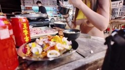 【chishan999池善】，付费群极限人前露出，白天逛街夜晚上宵夜，坚挺美乳时不时跳出来 截图7