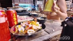 【chishan999池善】，付费群极限人前露出，白天逛街夜晚上宵夜，坚挺美乳时不时跳出来 截图9