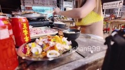 【chishan999池善】，付费群极限人前露出，白天逛街夜晚上宵夜，坚挺美乳时不时跳出来 截图10