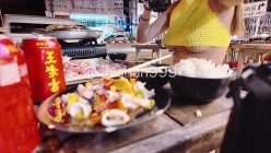 【chishan999池善】，付费群极限人前露出，白天逛街夜晚上宵夜，坚挺美乳时不时跳出来 截图11