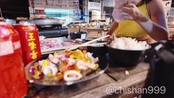 【chishan999池善】，付费群极限人前露出，白天逛街夜晚上宵夜，坚挺美乳时不时跳出来 截图16
