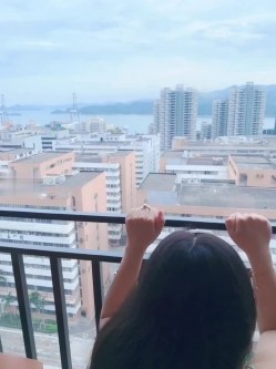 挑战白天趴在落地窗前做爱，给外面看，内心想的是：快来看呀看到就跑哈哈哈~ 截图1