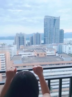 挑战白天趴在落地窗前做爱，给外面看，内心想的是：快来看呀看到就跑哈哈哈~ 截图2