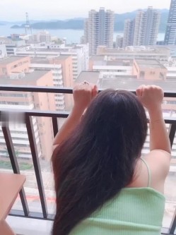 挑战白天趴在落地窗前做爱，给外面看，内心想的是：快来看呀看到就跑哈哈哈~ 截图5