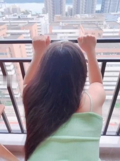 挑战白天趴在落地窗前做爱，给外面看，内心想的是：快来看呀看到就跑哈哈哈~ 截图6
