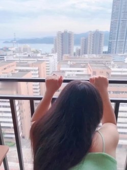 挑战白天趴在落地窗前做爱，给外面看，内心想的是：快来看呀看到就跑哈哈哈~ 截图9