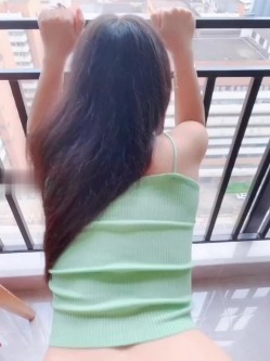 挑战白天趴在落地窗前做爱，给外面看，内心想的是：快来看呀看到就跑哈哈哈~ 截图13