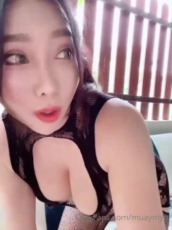 【你的淫荡姨妈】泰国轻熟人妻型巨乳网黄御姐「Muaymyb」露脸大尺度私拍 风骚露出男女通吃多穴满足 截图5