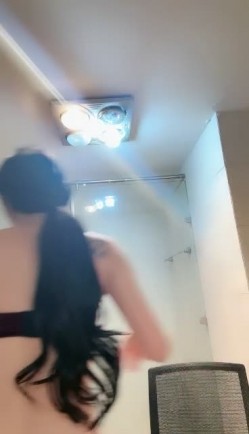 近期下海漂亮姐姐！炮友干不动自慰！特写假屌磨蹭粉穴，骑乘位深插到底，快速猛捅淫水流出 截图2