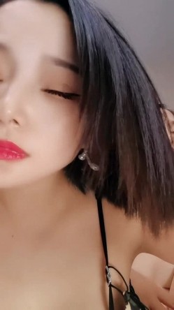 两个风骚轻熟女美少妇的诱惑，全程露脸豹纹情趣丝袜，揉奶玩逼拿着道具抽插，浪叫呻吟不止，表情好骚别错过 截图16