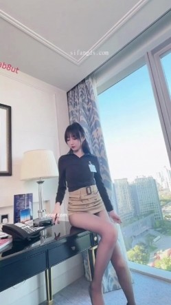 秀人网人气女神，【玥儿玥】最新黑丝高跟，职业装御姐范，大尺度漏奶头 截图3