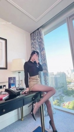秀人网人气女神，【玥儿玥】最新黑丝高跟，职业装御姐范，大尺度漏奶头 截图5