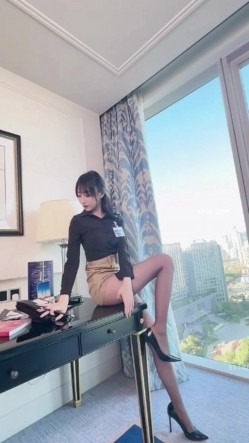 秀人网人气女神，【玥儿玥】最新黑丝高跟，职业装御姐范，大尺度漏奶头 截图6