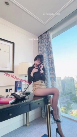 秀人网人气女神，【玥儿玥】最新黑丝高跟，职业装御姐范，大尺度漏奶头 截图9