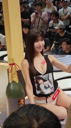 台北国际成人展真实现场 旋转女优抖奶热舞 截图2