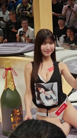 台北国际成人展真实现场 旋转女优抖奶热舞 截图3