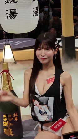 台北国际成人展真实现场 旋转女优抖奶热舞 截图5