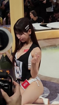 台北国际成人展真实现场 旋转女优抖奶热舞 截图7