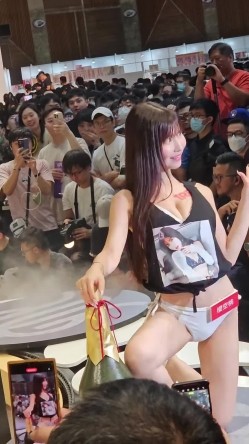 台北国际成人展真实现场 旋转女优抖奶热舞 截图9
