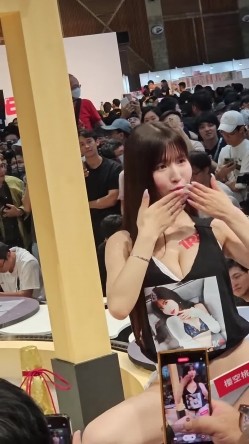 台北国际成人展真实现场 旋转女优抖奶热舞 截图11