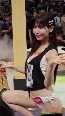台北国际成人展真实现场 旋转女优抖奶热舞 截图15