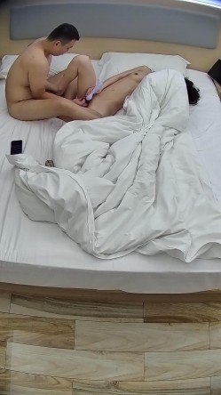 情趣酒店美女居然被口爆 还吞精 美女身材颜值都是极品 暴操吞精后又被男人抠逼和按摩棒调教 截图1
