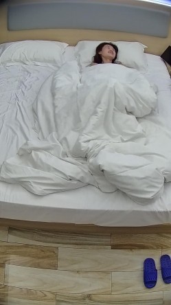 情趣酒店美女居然被口爆 还吞精 美女身材颜值都是极品 暴操吞精后又被男人抠逼和按摩棒调教 截图4