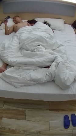 情趣酒店美女居然被口爆 还吞精 美女身材颜值都是极品 暴操吞精后又被男人抠逼和按摩棒调教 截图5