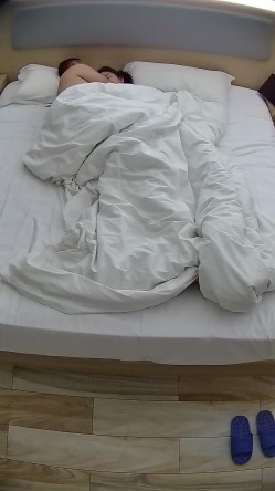 情趣酒店美女居然被口爆 还吞精 美女身材颜值都是极品 暴操吞精后又被男人抠逼和按摩棒调教 截图8