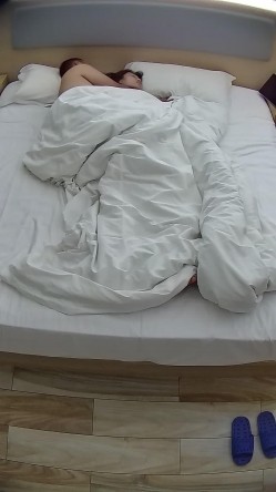 情趣酒店美女居然被口爆 还吞精 美女身材颜值都是极品 暴操吞精后又被男人抠逼和按摩棒调教 截图12