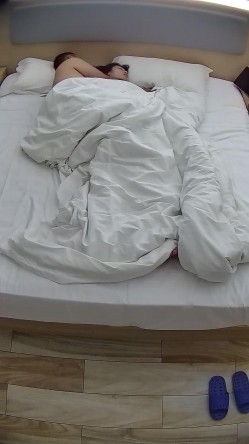 情趣酒店美女居然被口爆 还吞精 美女身材颜值都是极品 暴操吞精后又被男人抠逼和按摩棒调教 截图13