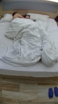 情趣酒店美女居然被口爆 还吞精 美女身材颜值都是极品 暴操吞精后又被男人抠逼和按摩棒调教 截图16