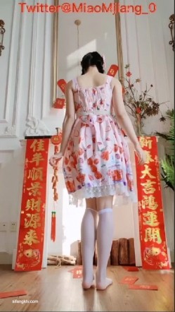 最新流出推特极品网红正妹【Miao喵酱】豪华新春特集碎花裙 情趣开裆黑丝 可爱裸舞挑逗 截图1