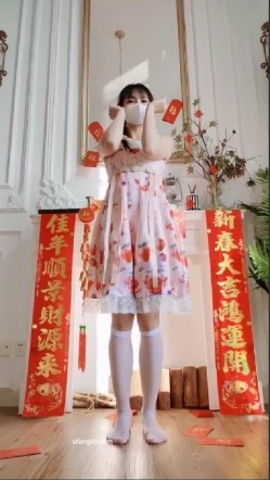 最新流出推特极品网红正妹【Miao喵酱】豪华新春特集碎花裙 情趣开裆黑丝 可爱裸舞挑逗 截图5
