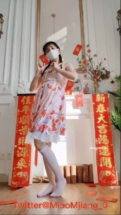 最新流出推特极品网红正妹【Miao喵酱】豪华新春特集碎花裙 情趣开裆黑丝 可爱裸舞挑逗 截图16