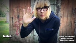 国产男娘Lexi Faith(原乔晶晶) 重出江湖 现在改走更刺激的户外露出路线了 戴眼镜更闷骚 截图1