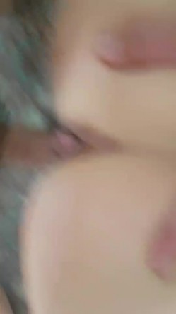 小伙子很漂亮的女盆友，超粉白皙的一线天，真是有福气，女上位、后入干得够爽！ 截图12