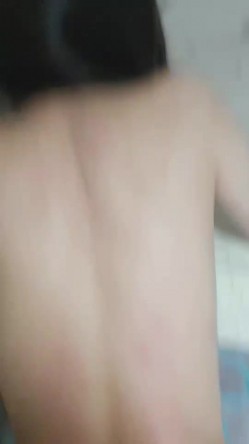 小伙子很漂亮的女盆友，超粉白皙的一线天，真是有福气，女上位、后入干得够爽！ 截图16