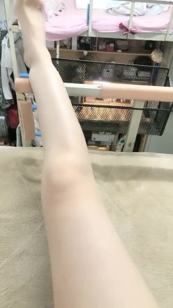 真实大学女生寝室 【大学生活好】 今夜室友回来的齐 偷拍一会儿不脱衣 到厕所撒尿洗漱自慰赚几百 截图1