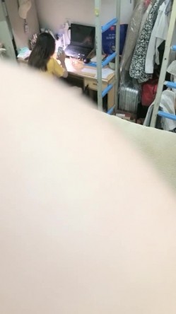 真实大学女生寝室 【大学生活好】 今夜室友回来的齐 偷拍一会儿不脱衣 到厕所撒尿洗漱自慰赚几百 截图3