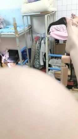 真实大学女生寝室 【大学生活好】 今夜室友回来的齐 偷拍一会儿不脱衣 到厕所撒尿洗漱自慰赚几百 截图4