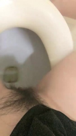 真实大学女生寝室 【大学生活好】 今夜室友回来的齐 偷拍一会儿不脱衣 到厕所撒尿洗漱自慰赚几百 截图6